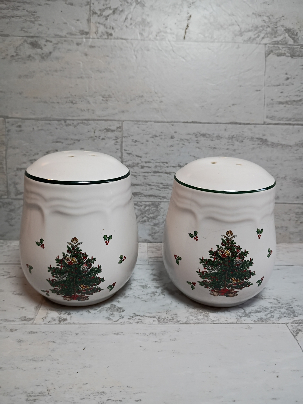 Vintage salt and pepper shakers featuring a Christmas tree beautiful Christmas d